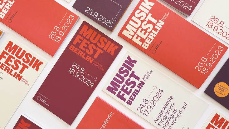 Gestaltete Flyer und Plakate des Musikfest Berlin 2023 bis 2025, ausgelegt in verschiedenen Farben und Formaten mit großen Typografie-Elementen und Festivaldaten.
