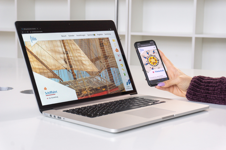 Eine TYPO3 Website in der Ansicht auf einem Laptop und einem Smartphone.