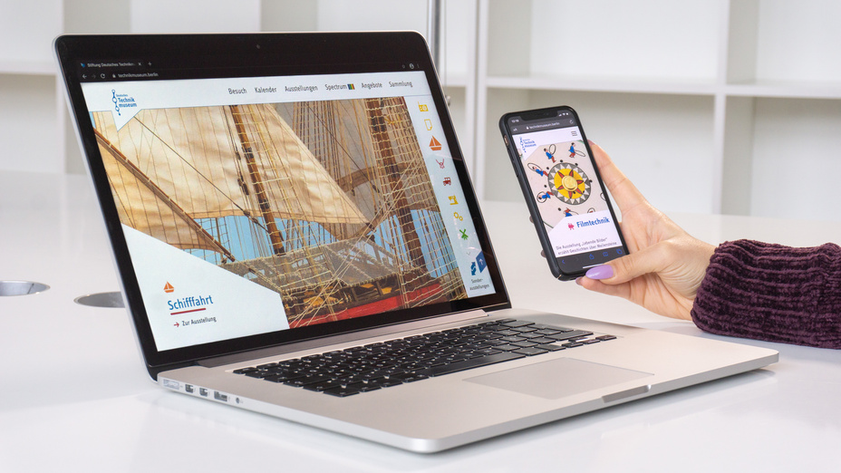 Eine TYPO3 Website in der Ansicht auf einem Laptop und einem Smartphone.