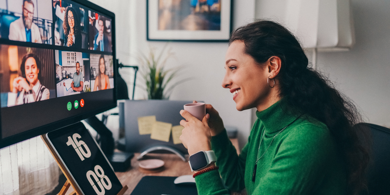 Frau nimmt am Live-Webinar teil