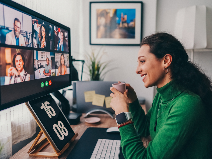 Frau nimmt am Live-Webinar teil