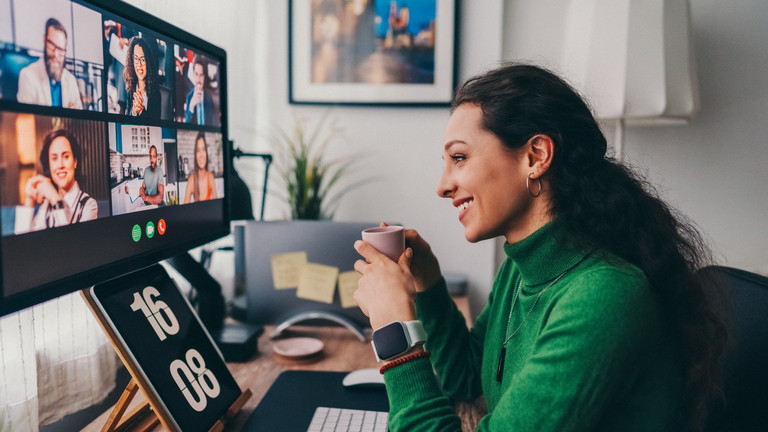Frau nimmt am Live-Webinar teil