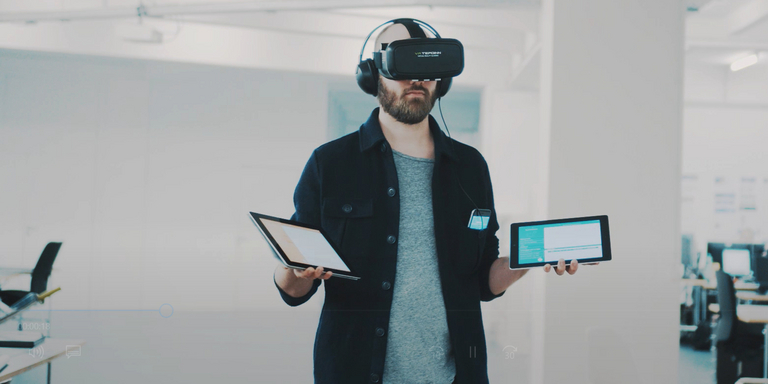 Nutzer mit Virtual Reality-Brille testet ein Onlinemarketing-Tool