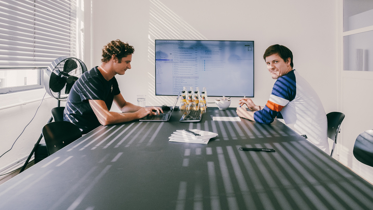Zwei Frontend-Entwickler besprechen das Design einer Website.