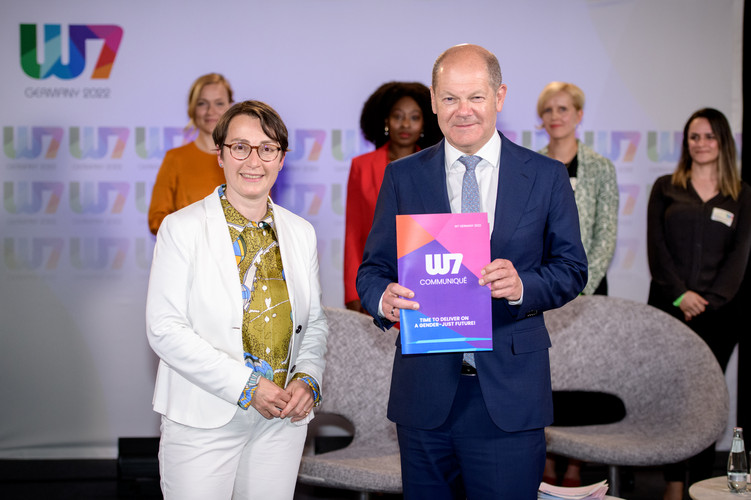 Olaf Scholz bei der W7 Summit