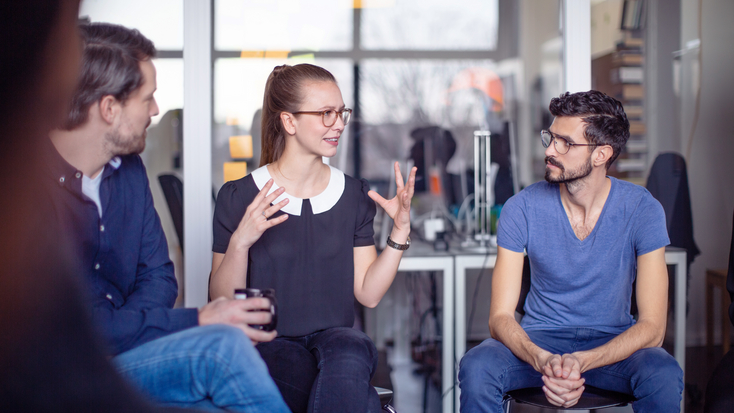 Designer*innen beim Besprechen einer nutzerzentrierten Entwicklungsmethode