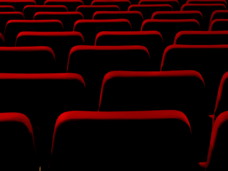 Rote Stühle im Theater