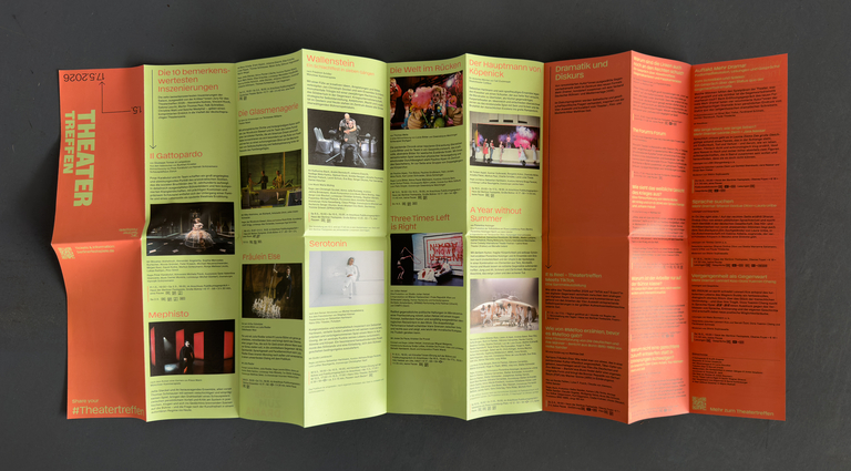 Ausgebreiteter Flyer in Zickzack-Falz für das Theatertreffen 2026