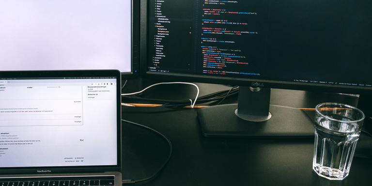 Zwei Bildschirme mit Software-Anwendungen aus dem Bereich Frontend