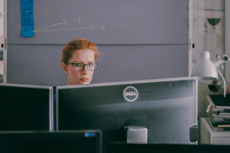 Mitarbeiterin der Digitalagentur 3pc bedient ein Content-Management-System.