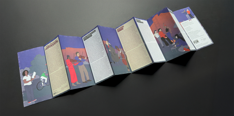 Aufgeklappter Leporello-Flyer des Deutschen Symphonie-Orchesters Berlin auf schwarzem Hintergrund. Der Flyer zeigt Illustrationen von Menschen mit Instrumenten und kurzen Texten auf farbigen Flächen.