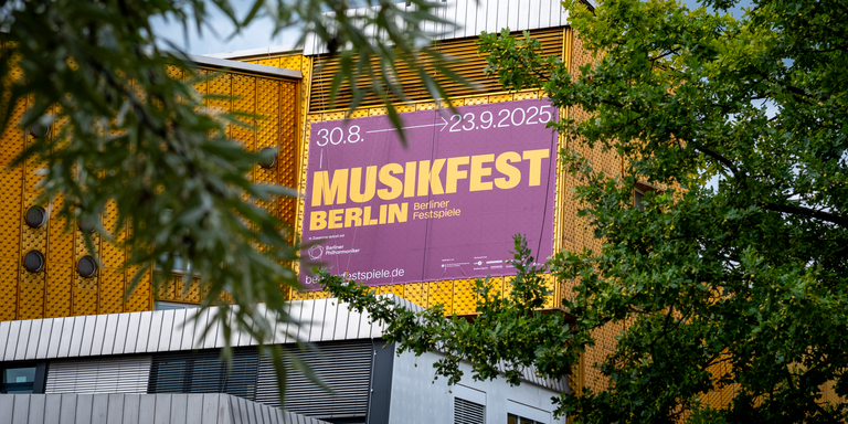 Großplakat für das Musikfest Berlin 2025 an einer Wandfläche der Philharmonie Berlin