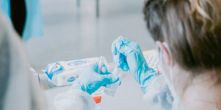 Eine medizinische Fachkraft arbeitet mit Pipette in einem Labor. © Mathurin NAPOLY / matnapo - Unsplash