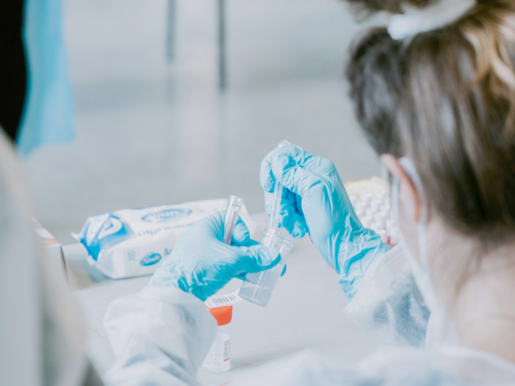 Eine medizinische Fachkraft arbeitet mit Pipette in einem Labor. © Mathurin NAPOLY / matnapo - Unsplash