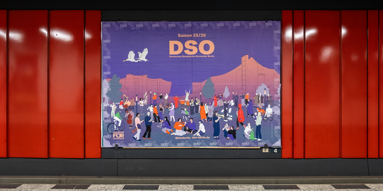 Plakat zur Saison 2025/26 des Deutschen Symphonie-Orchesters Berlin mit Illustrationen zahlreicher Menschen vor der Philharmonie, gestaltet auf violettem Hintergrund mit dem Logo DSO im Zentrum.
