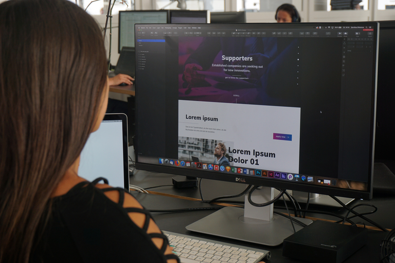 Designerin vor einem Bildschirm bei der Interaktionsgestaltung